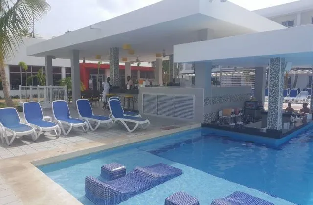 All Inlcusive Riu Bambu Punta Cana Pool Bar